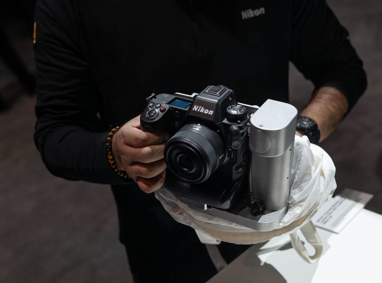 Le prototype HULC (Handheld Universal Lunar Camera) — un Nikon Z9 modifié avec sa couverture thermique et sa poignée EVA pour scaphandre