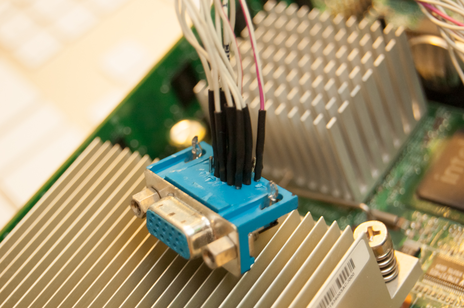 Intégration de la prise VGA sur le châssis du NAS