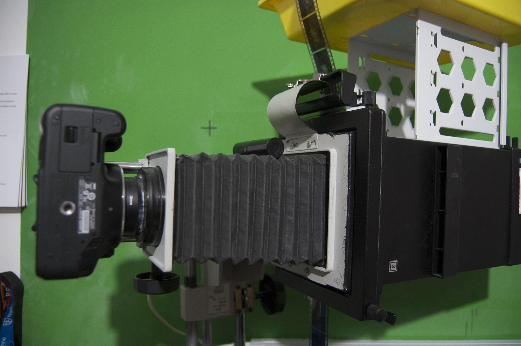 Appareil photo Canon monté sur l'agrandisseur